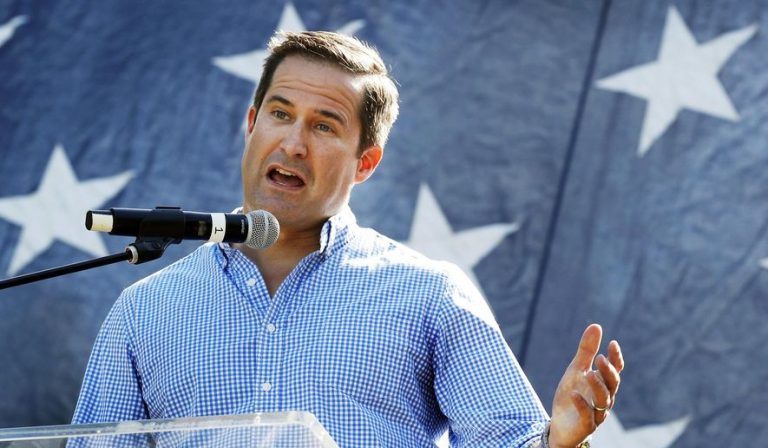 Newest US Democratic Candidate Says He Won’t Build a Wall, Even If Mars Attacks