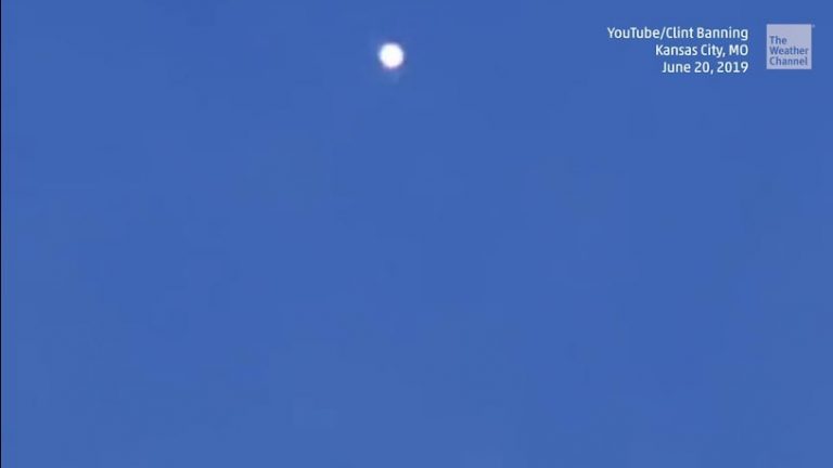 Glowing Orbs Spotted Hovering Above Kansas, Authorities Clueless
